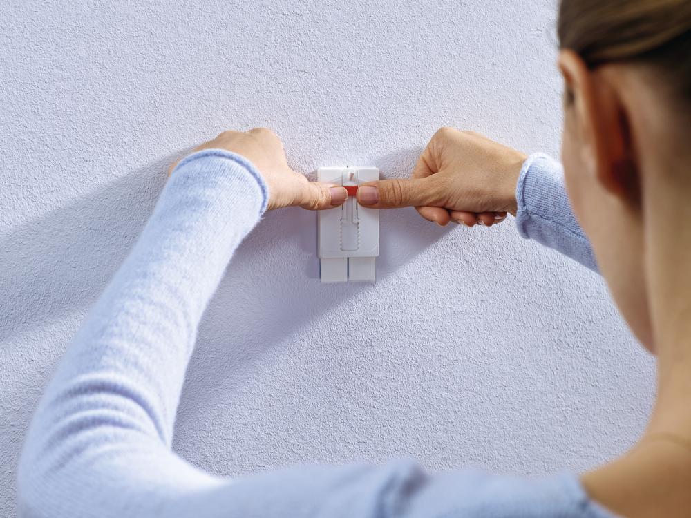 Tesa - Clou autocollant réglable pour tous types de murs (max 2x2kg)