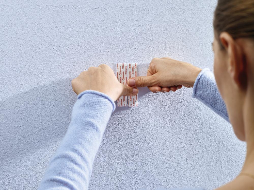 Tesa - Clou autocollant réglable pour tous types de murs (max 2x2kg)
