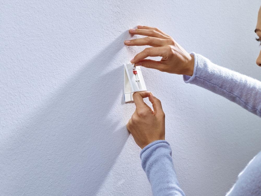 Tesa - Clou autocollant réglable pour tous types de murs (max 2x2kg)