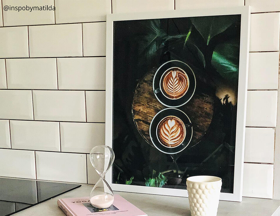 Tableau de cuisine avec tasses de café sur carrelage blanc - Décoration de cuisine