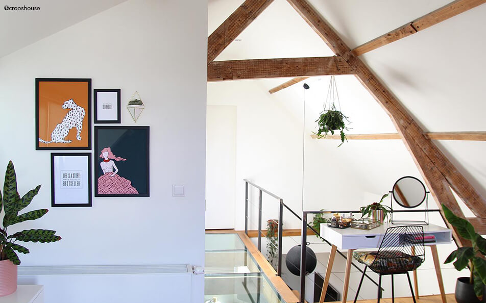 Mur d'images sur petite surface - plafond mansardé avec poutres